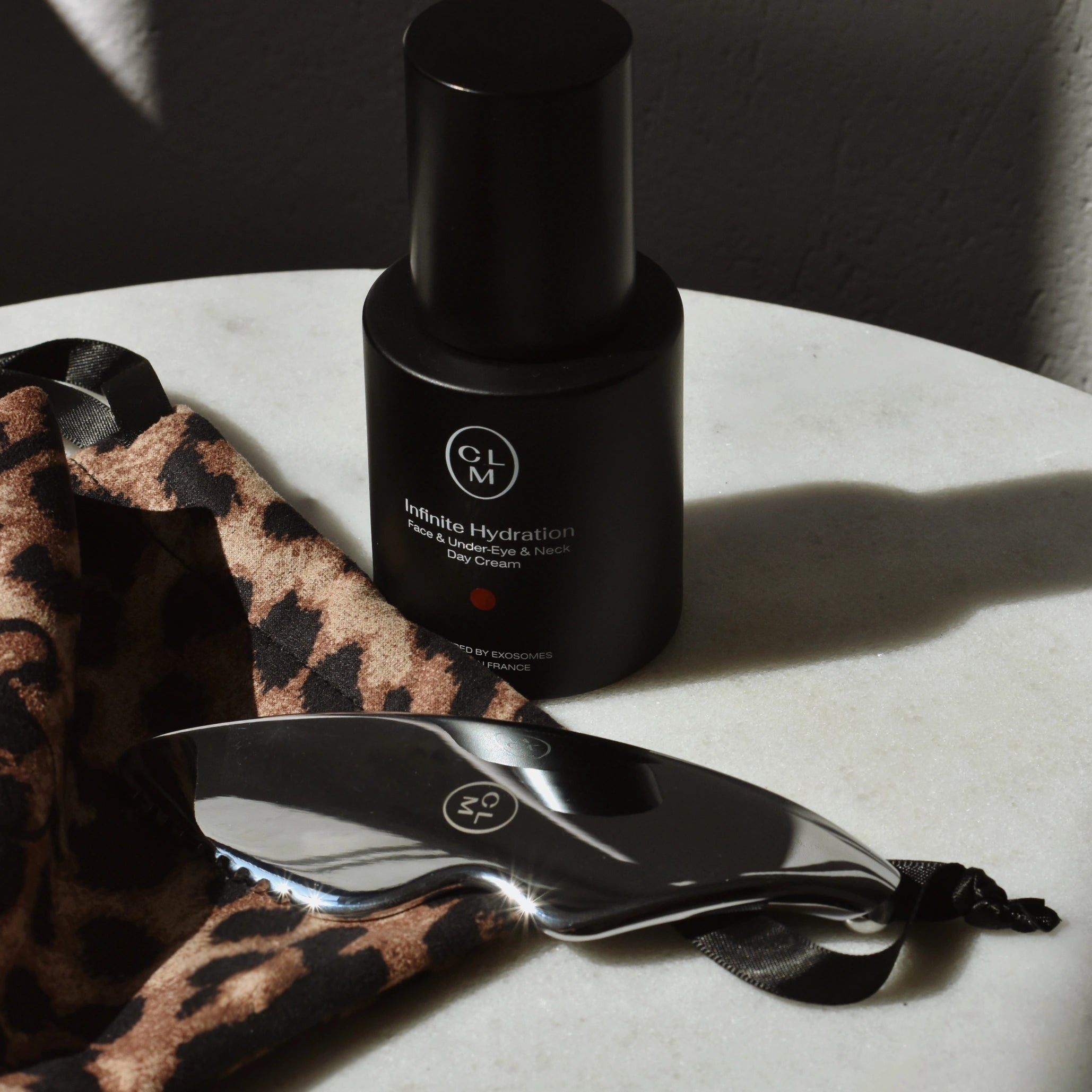 CLM Infinite Hydration veido, paakių ir kaklo kremo, gua sha ir maišelio rinkinys